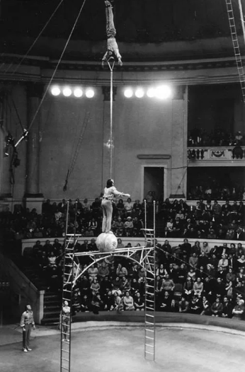 На шаре стоит Борис Руденко