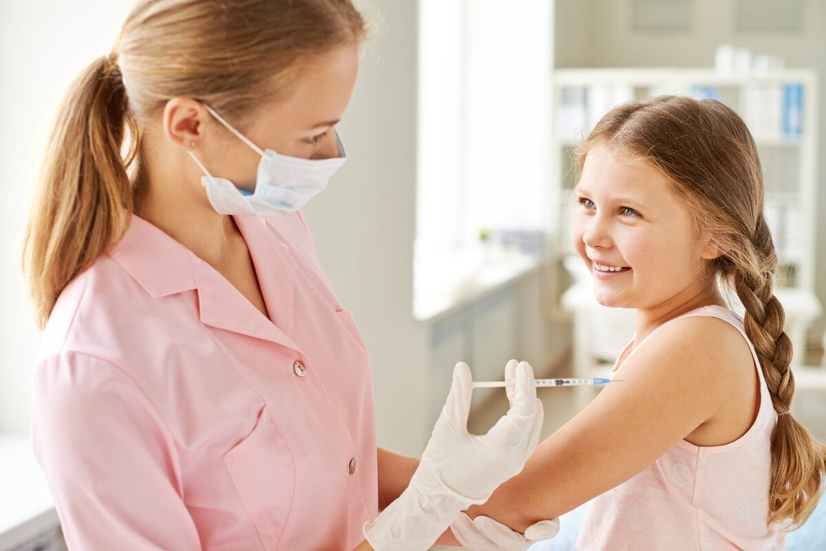 <a href="https://ru.freepik.com/free-photo/nurse-injecting-a-smiling-girl_854550.htm#query=%D0%BF%D1%80%D0%B8%D0%B2%D0%B8%D0%B2%D0%BA%D0%B0&position=8&from_view=search">Изображение от pressfoto</a> на Freepik