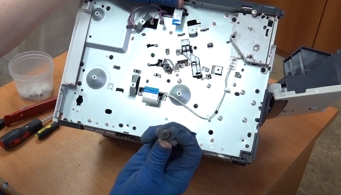 Фото 52. Отключаем указанный провод