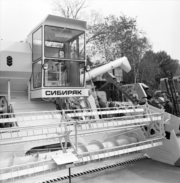 Комбайн сибиряк скд-4. Комбайн сибиряк скд-4. Зерноуборочный комбайн скд-5 сибиряк. Комбайн сибиряк скд-4. Скд 5 комбайн.