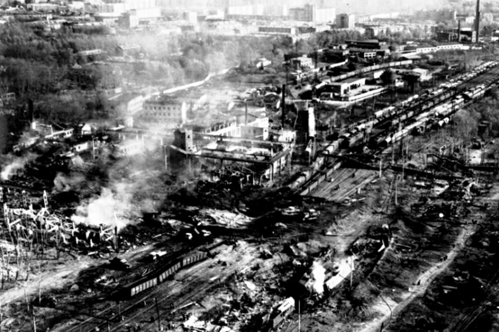 Вид на станцию с высоты птичьего полета. Отчетливо видно воронку от взрыва, а также ещё дымящиеся руины склада ГСМ. Фотография из открытых источников