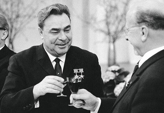 Опять же, культурно - при галстуке. И галстук завязан правильно. А не так, как сейчас - японский узел "ширехари".