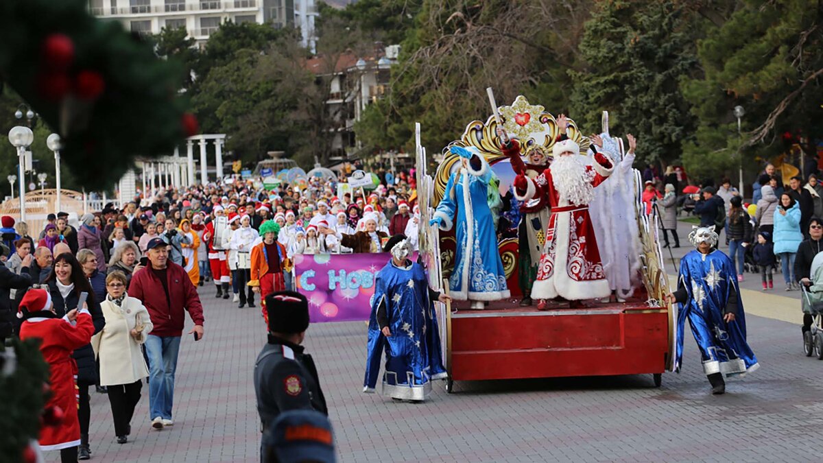    Новогодний марафон праздников начинается с карнавального шествия.Фото: пресс-служба администрации Геленджика