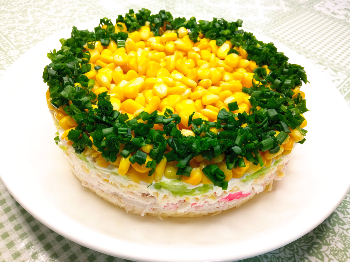 Рецепт крабового салата с сыром и кукурузой слоями