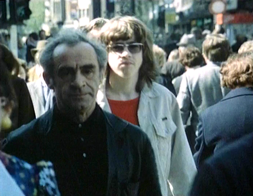 Лицо Зиновия Гердта в уличных сценах фантастичекого фильма «Бегство мистера МакКинли» присутствует всего на нескольких кадриках - моргни, и не заметишь