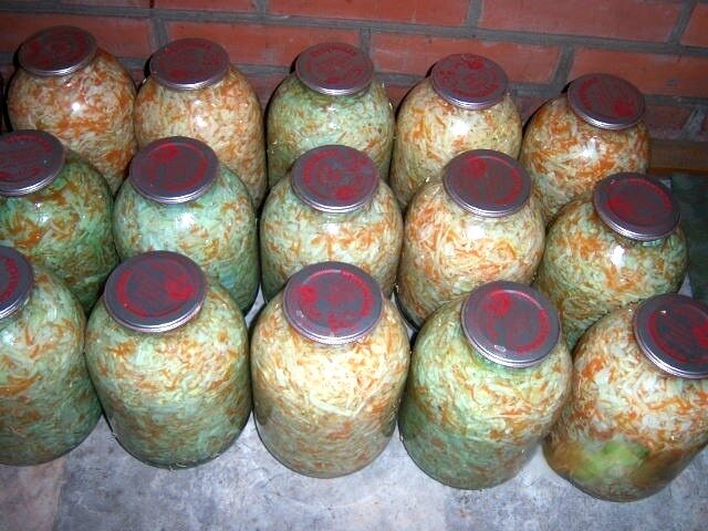 Капуста консервированная с морковью. Фото автора.