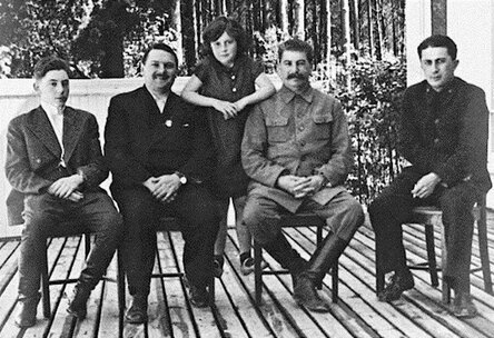 Яков справа, Светлана посередине и Василий крайний слева