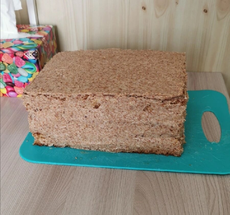 В качестве примера показываю ещё такой вариант этого торта, формировала для создания в форме книги, если интересно, пишите в комментариях, покажу, что в итоге вышло после украшения 