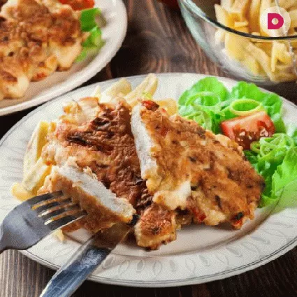 Куриные грудки – практически незаменимый продукт в диетическом питании. Существует несколько способов приготовить их сочными и нежными. Например, можно сделать в грудках надрезы и вложить дольку лимона или кольца репчатого лука. Также можно перед тепловой обработкой обернуть филе жирным беконом.