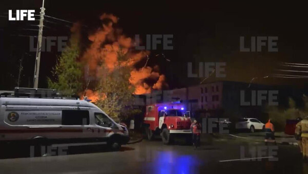 Крупный пожар на складе в Санкт-Петербурге. Видео © LIFE