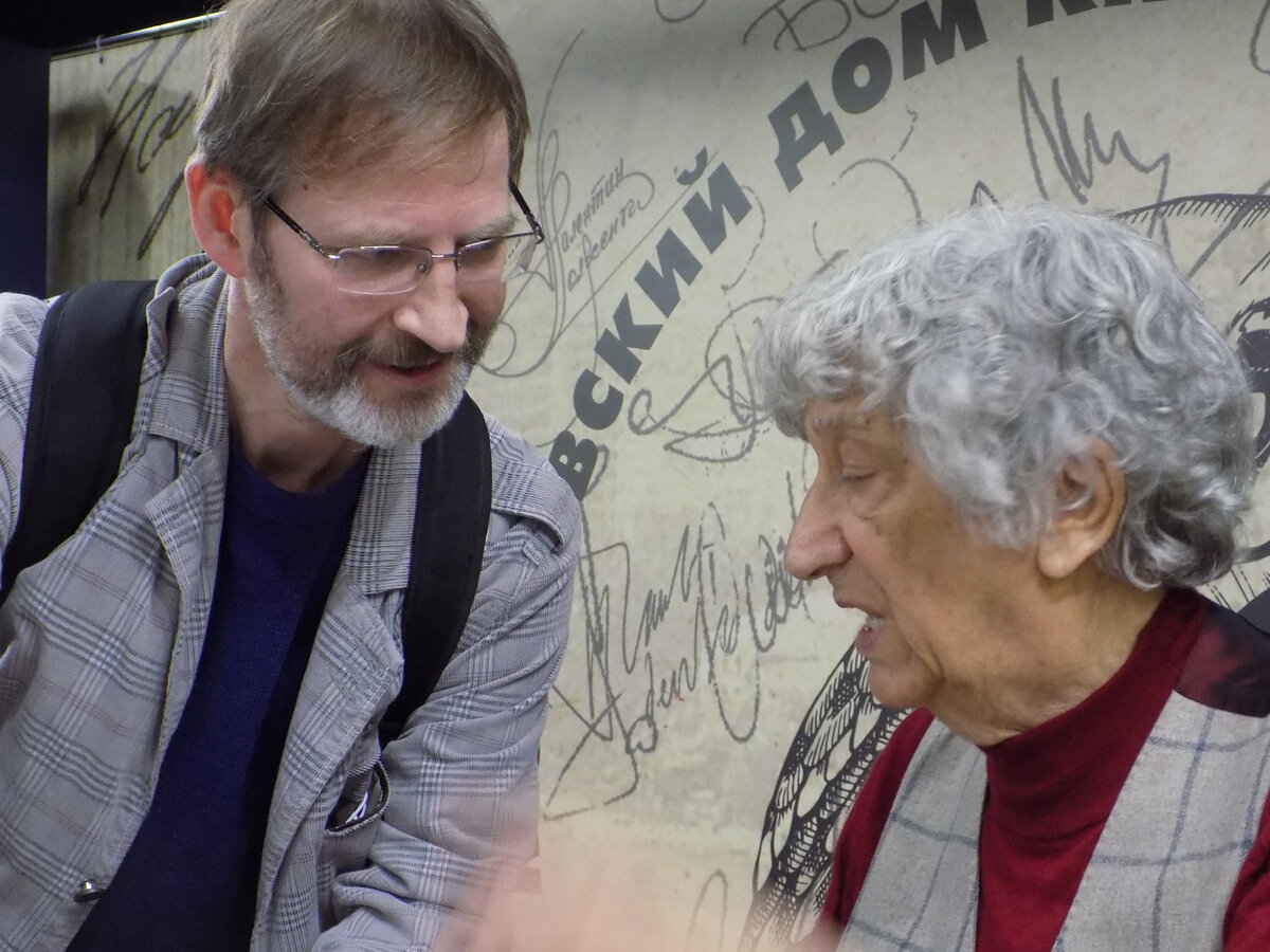 Юрий Энтин с удовольствием рассказывает про своих героев. 