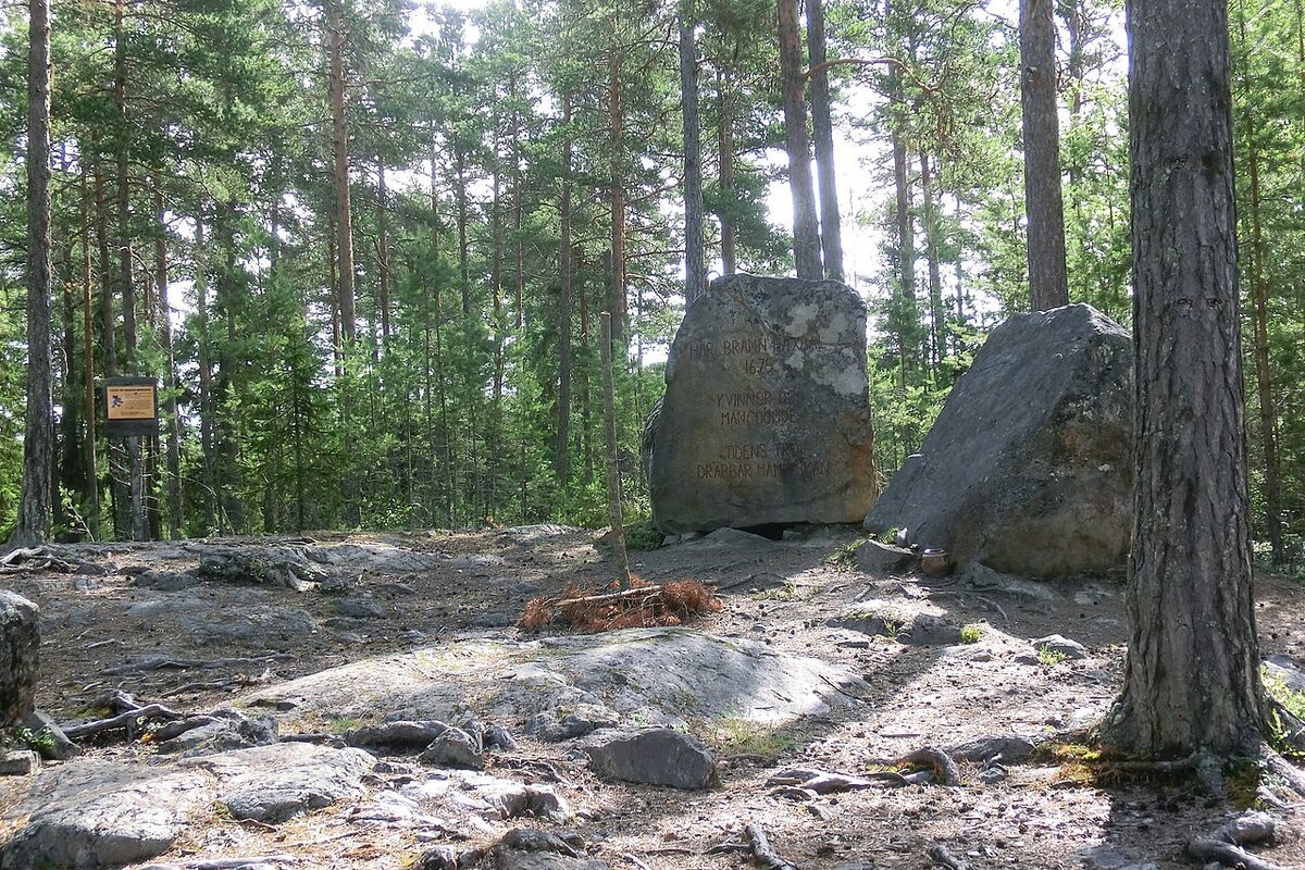  Ну и да, на фото — памятник жертвам событий.