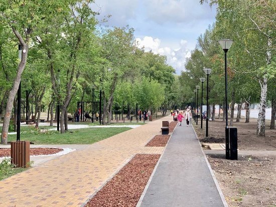     Заросшая и запущенная территория вдоль домов по улице Бажова за один сезон превратилась в современную и уютную прогулочную зону. Фото администрации Челябинска.