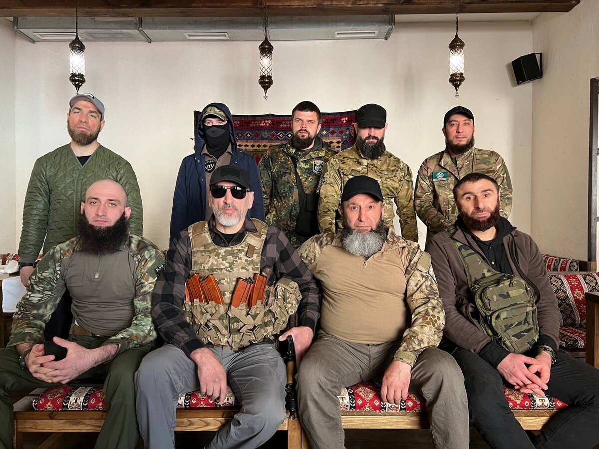 Полевой командир «Муаз КБК» с боевиками