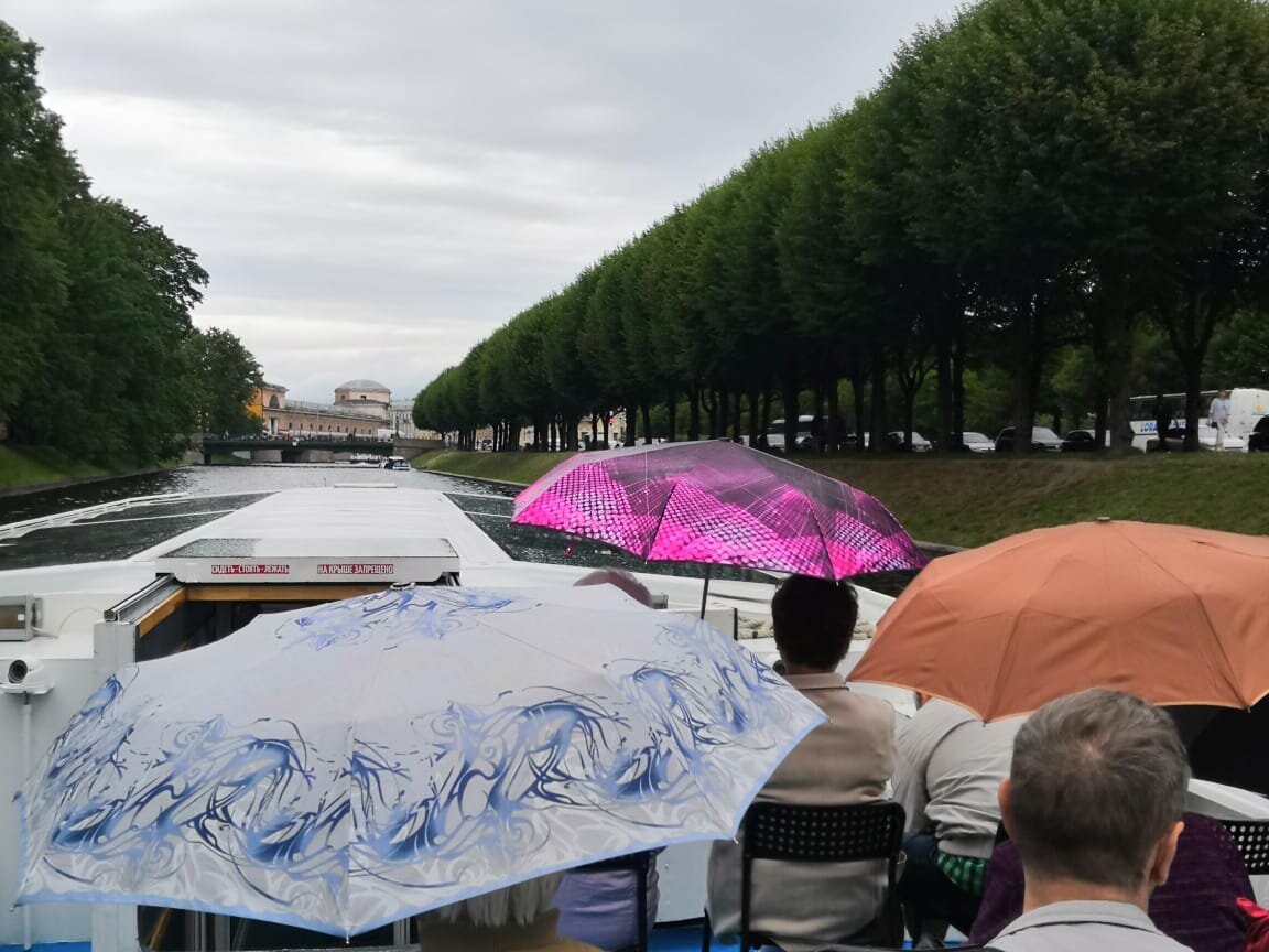 С зонтиками даже ярче