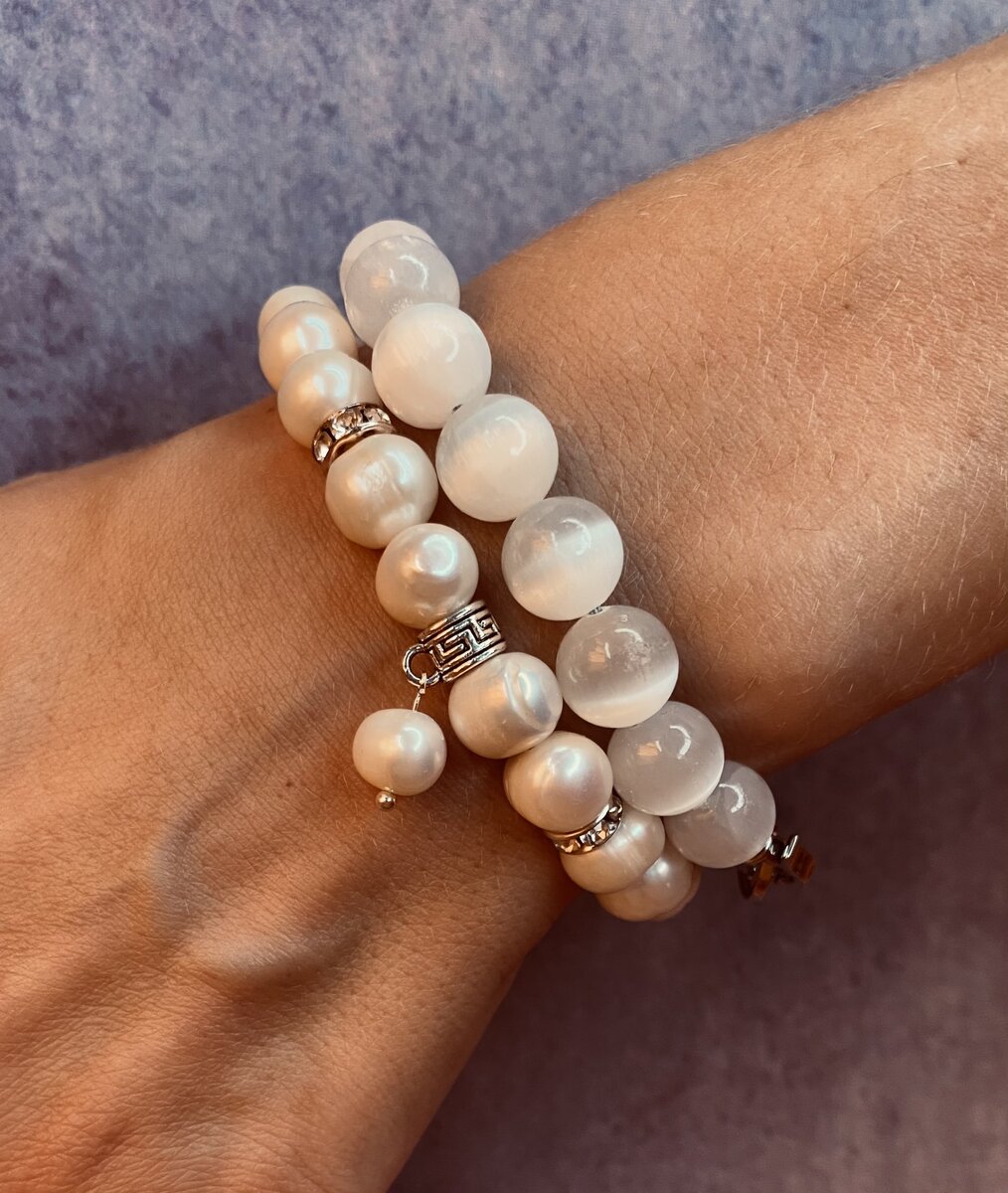 Браслеты из жемчуга и селенита. Фото из личного архива автора. 