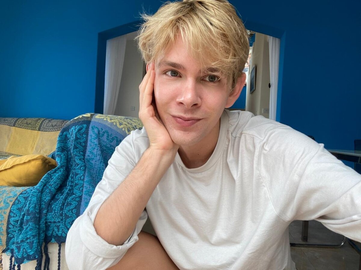 Именно поэтому мне иногда кажется, что я уже прожил несколько разных жизней: смена деятельности, разные города и даже страны, череда лиц вокруг, а что в итоге? Лишь один человек знает, каково было пройти этот путь и продолжать его - это я сам