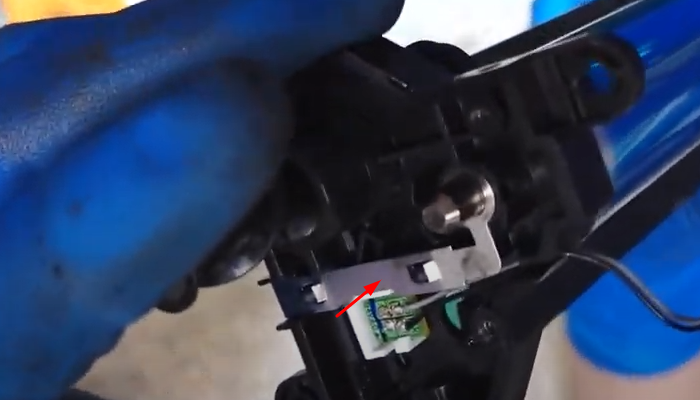 Фото 113. Закручиваем четыре винта на крышке