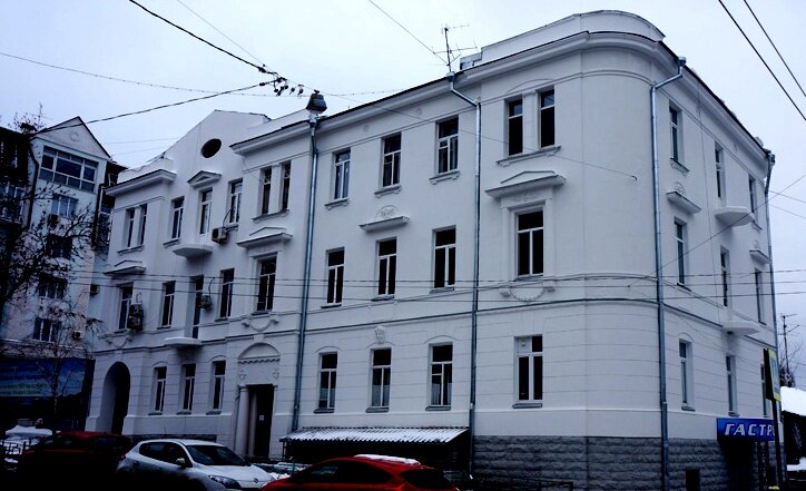 В левой части фасад венчает аттиковая стенка треугольного очертания.,в ней раскрыто большое овальное окно-люкарна .