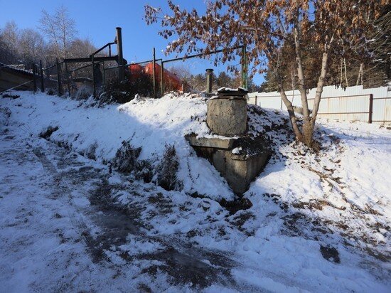     Из-за дряхлости сооружений фекальные воды часто вырываются на свободу. Фото: Кирилл Шипицин