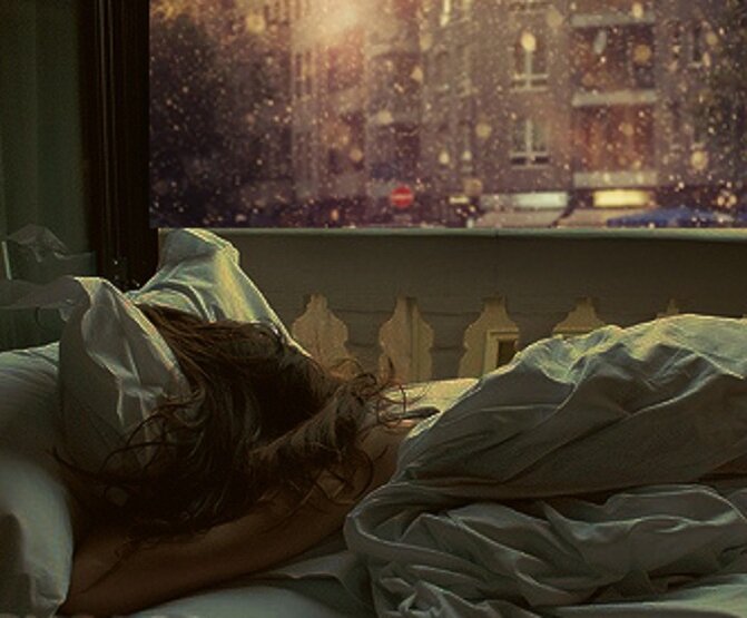 Проснуться ночью от звука. Спящий на окне. Ночь спать. Влюбленные у окна.
