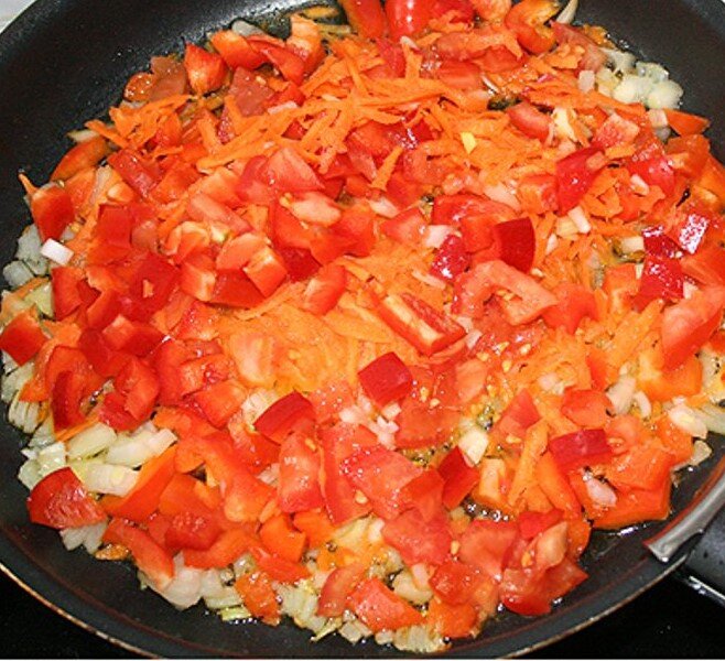 Овощная зажарка. Зажарка с помидором. Пассируем лук и морковь и помидоры. Обжариваем лук морковь перец.