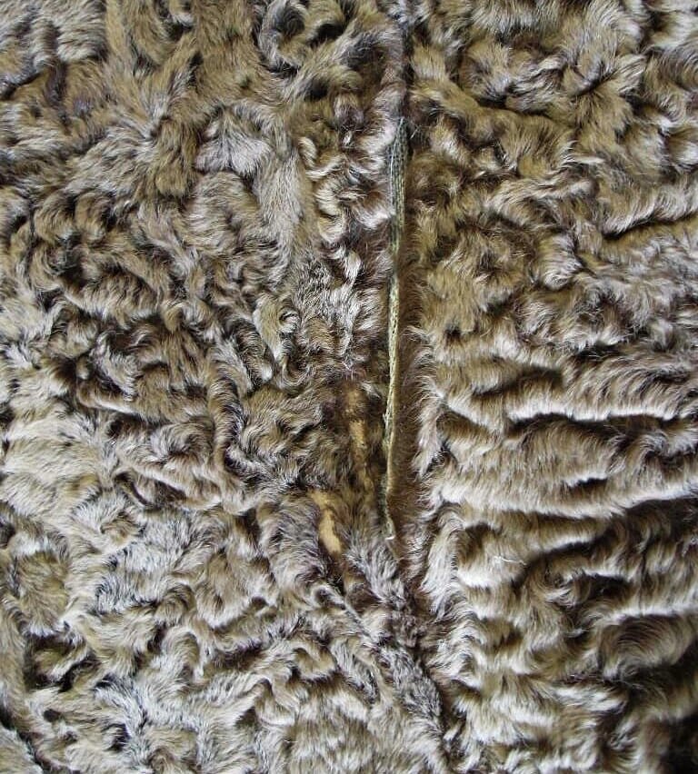 Мех на шубе шелковистый,сама шкурка мягкая,не очень толстая.