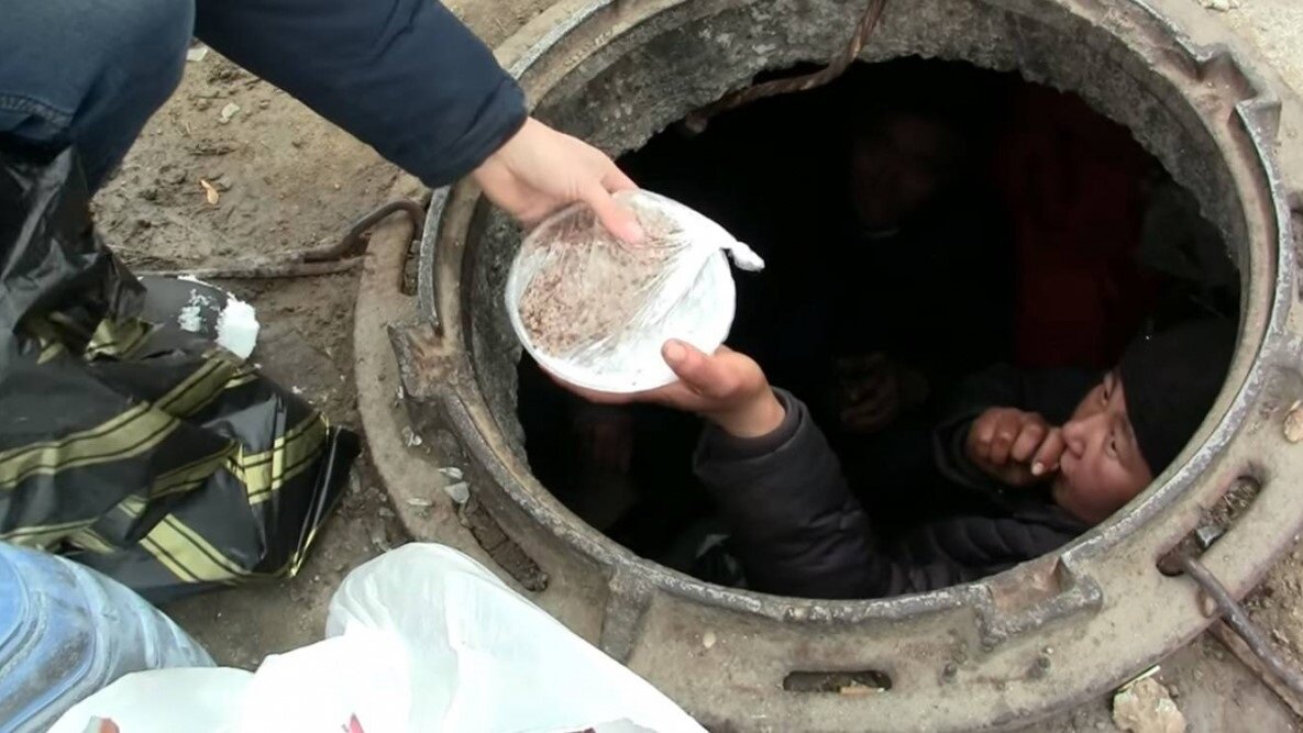 Человек живший в канализации. Колодец теплотрассы.