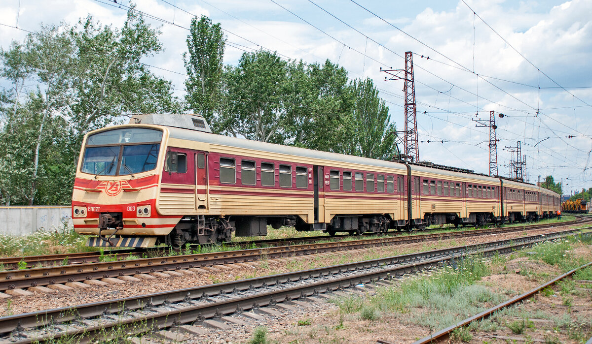 Электропоезд ЭПЛ2Т-003 на станции Мариуполь. 21 июня 2013 года.
