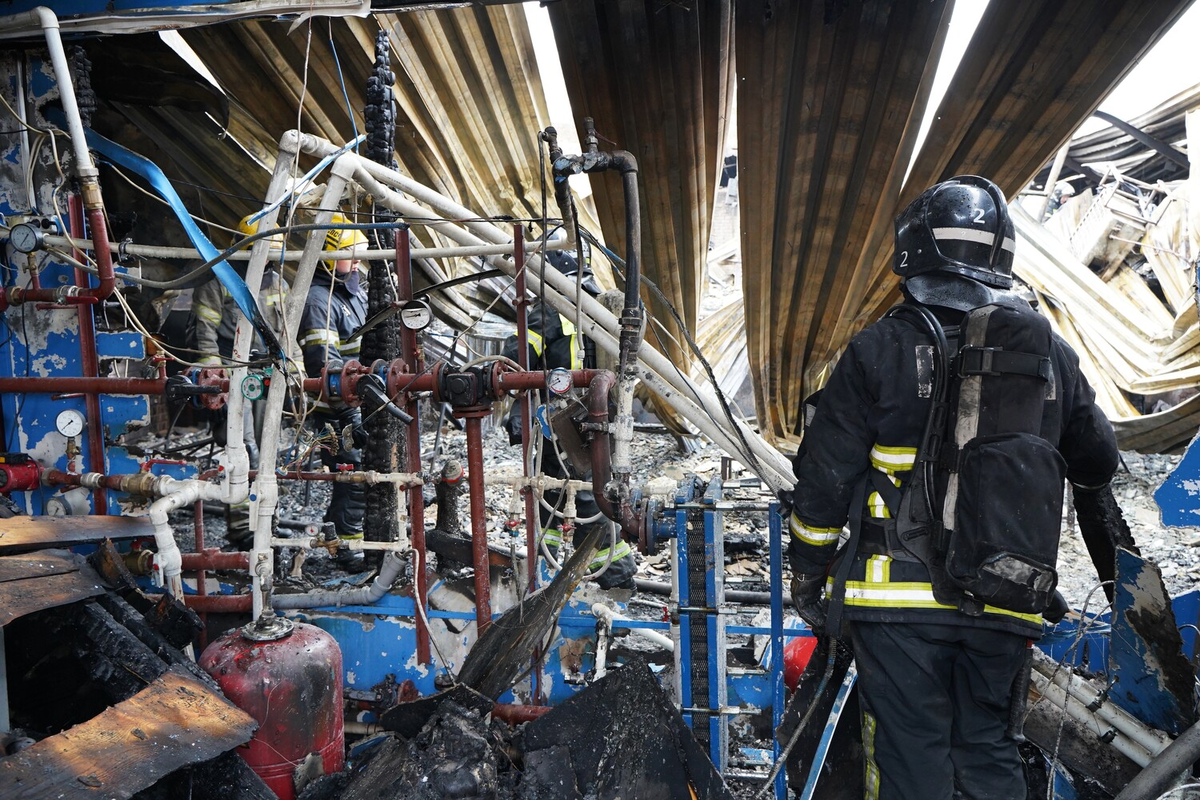 Сотрудник противопожарной службы МЧС России работает на месте пожара в ночном клубе «Полигон» на Никитской улице в Костроме, 5 ноября 2022 года 
Фото: Ольга Евтушкова/РИА Новости
