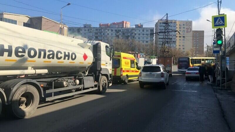     Водитель «огнеопасного» автомобиля сбил пенсионерку около одного из пешеходных переходов Владивостока. Полиция проводит проверку произошедшего.