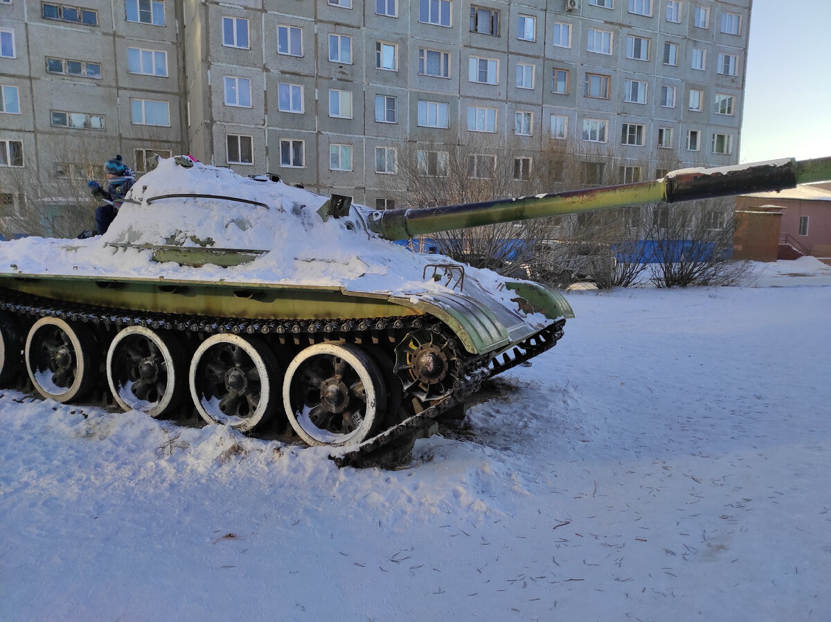 Т-62 в Омске на детской площадке. Фото автора для иллюстрации