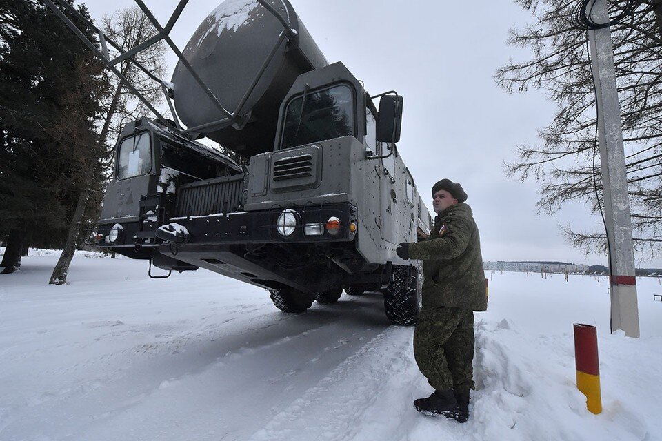     В Барнаульском ракетном соединении на маршруты боевого патрулирования выведены автономные пусковые установки подвижных грунтовых ракетных комплексов (ПГРК) «Ярс». Михаил ФРОЛОВ