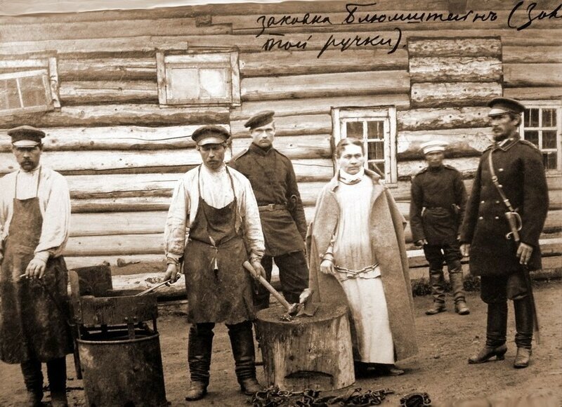    Заковка «Соньки Золотой Ручки» в кандалы, 1888 годWikipedia