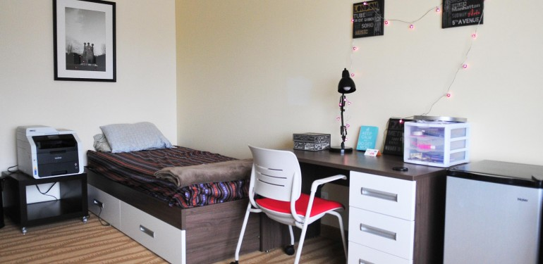 Холодильника у меня в комнате поначалу не было, но потом один добрый американец 
                                                          отдал мне свой за ненадобностью