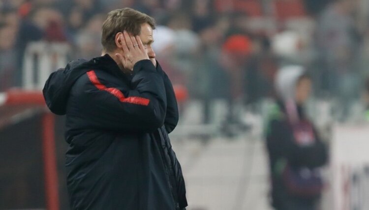 
Невнятная игра, нелепые оправдания тренера после поражения в главном матче года, неуместные интервью, конфликты с болельщиками и драки на трибунах между своими — за нынешний «Спартак» по-настоящему стыдно. 
Проиграв дерби цска, команда практически потеряла шансы попасть в Лигу чемпионов напрямую, но спортивные результаты сегодня не главная беда красно-белых. Клуб погряз во множественных междоусобных конфликтах, которым не видно конца. Выправить положение за короткое время уже не получится. 
