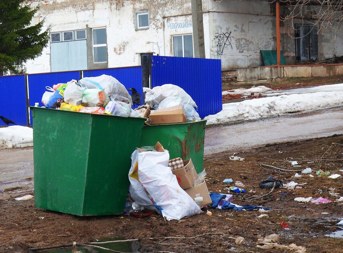 Мусор в районном центре, там контейнеры выставили