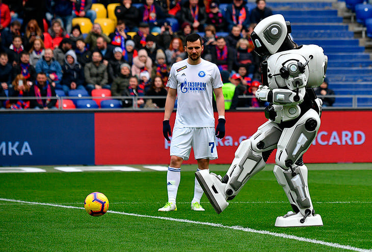 На встрече ЦСКА-Оренбург засветился, очередной раз, робот Алеша. Он открыл этот матч: вышел на поле, пнул мяч и ушел. Но вот есть один нюанс этот робот самый обычный человек в костюме.