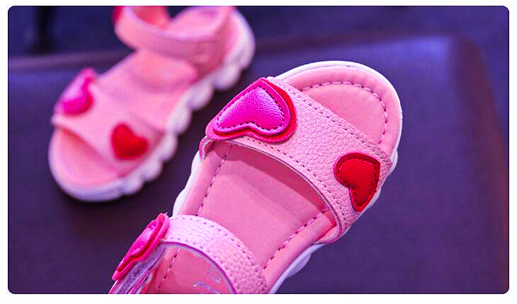 Продавец представляет 2 оттенка: розовые и белые сандалии, а также 15 размеров: от единицы до 13 включительно.  
Если говорить о посадке, то продается указывает, что необходимо выбирать правильный размер, так как он равносилен натуральным параметрам.  