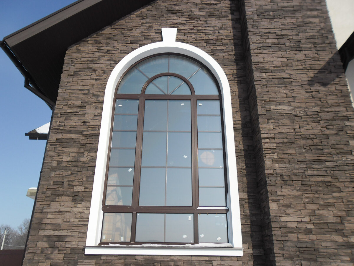 Установленное арочное окно компанией "Выгодные окна"