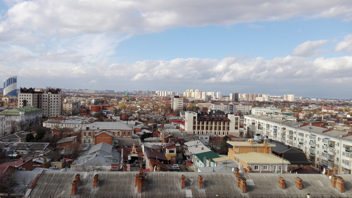 В центре Краснодара низкие, старинные дома. Многоэтажки - по окраинам. 