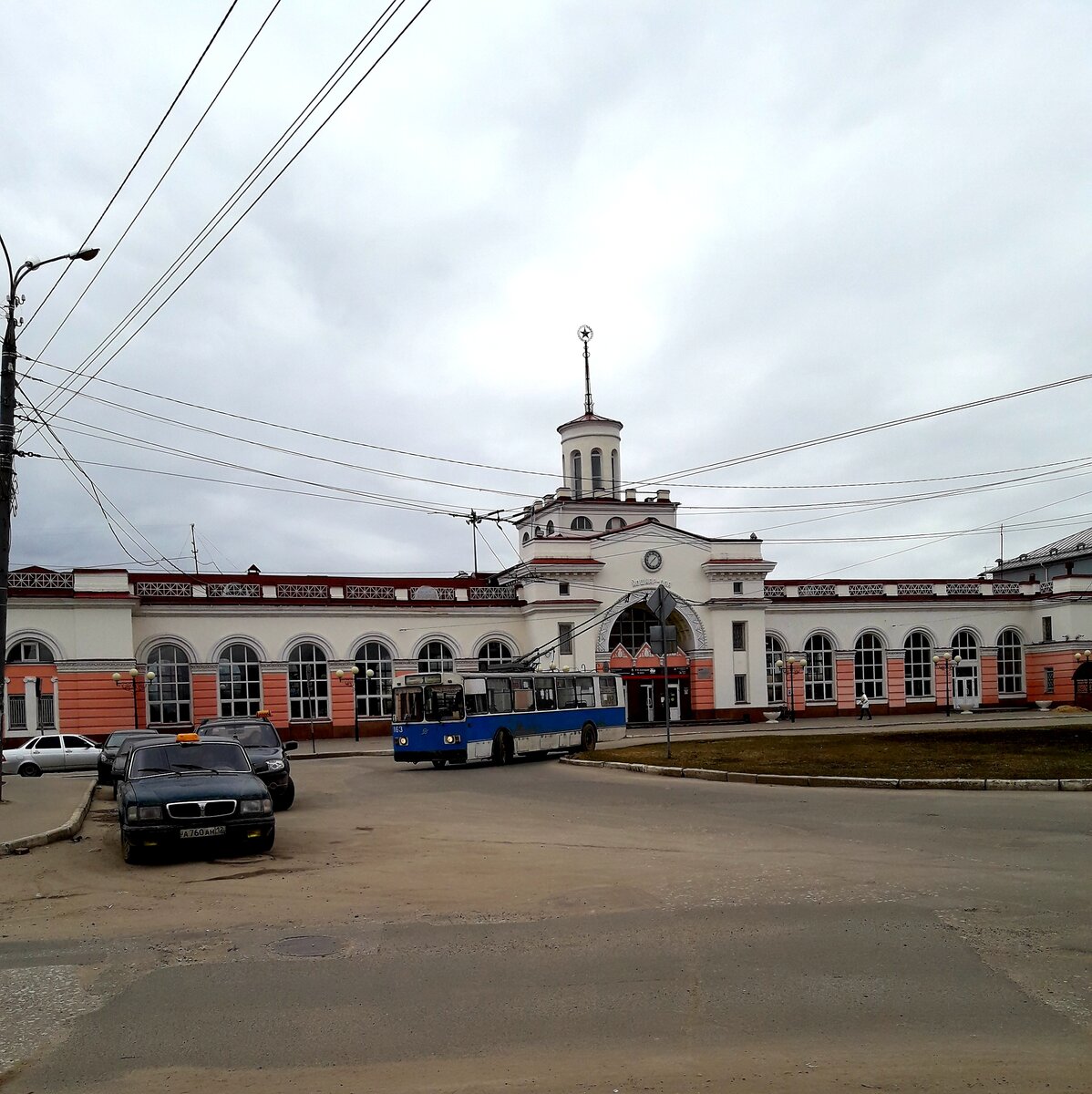 Вокзал йошкар ола телефон. ЖД вокзал Йошкар-Ола. Старый вокзал Йошкар-Ола. Йошкар-Ола здание вокзала. Новый вокзал в Йошкар Оле.