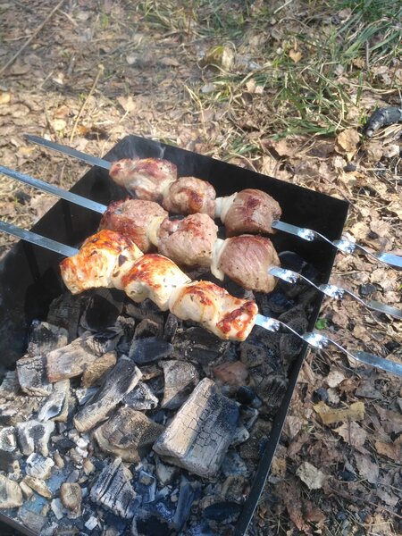 Готовый шашлык из индейки на гриле