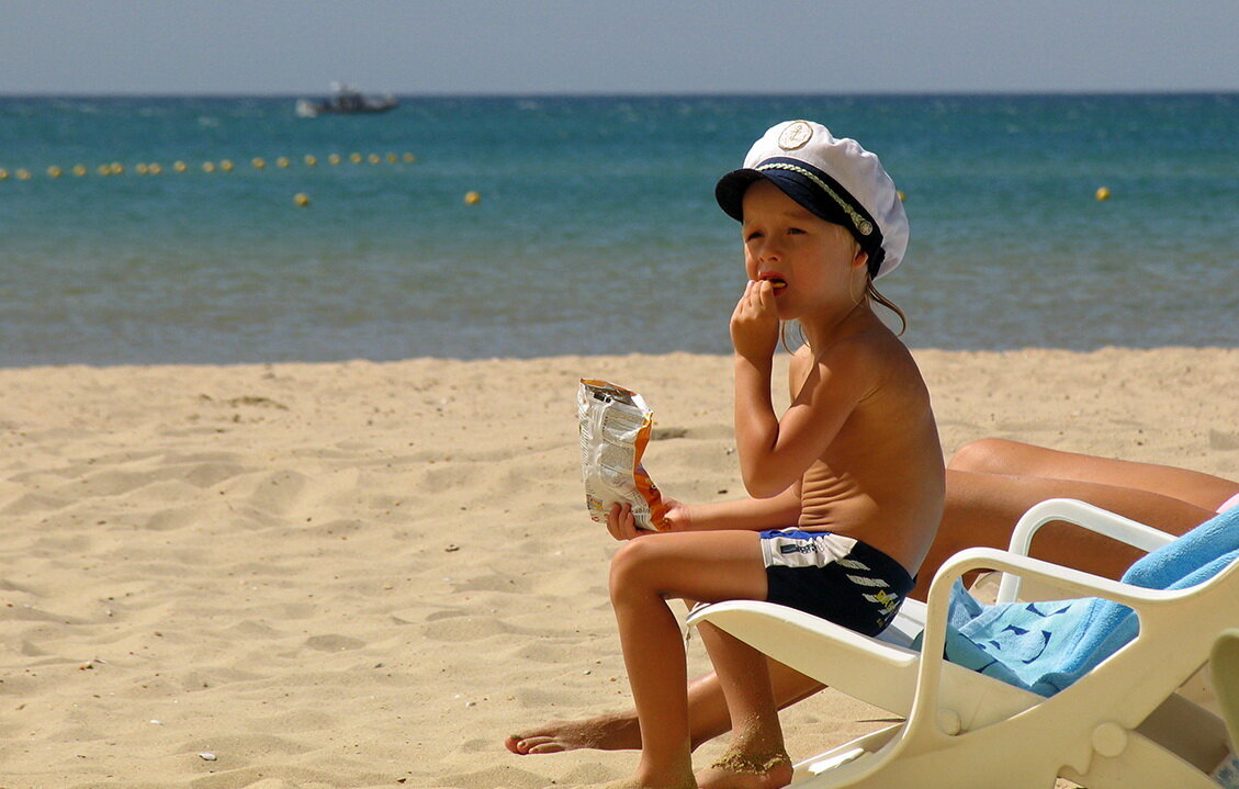 Черное море пляж для детей. Дети на море. Малыш на пляже. Крым море дети. Дети отдыхают на море.