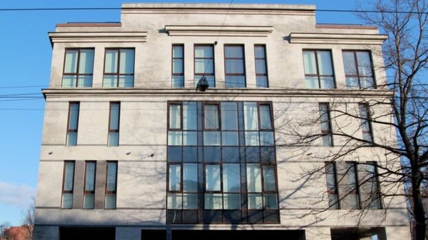 В этом здании на Савушкиной, 55 в Санкт-Петербурге якобы размещалась «фабрика троллей» Источник: https://www.bbc.com