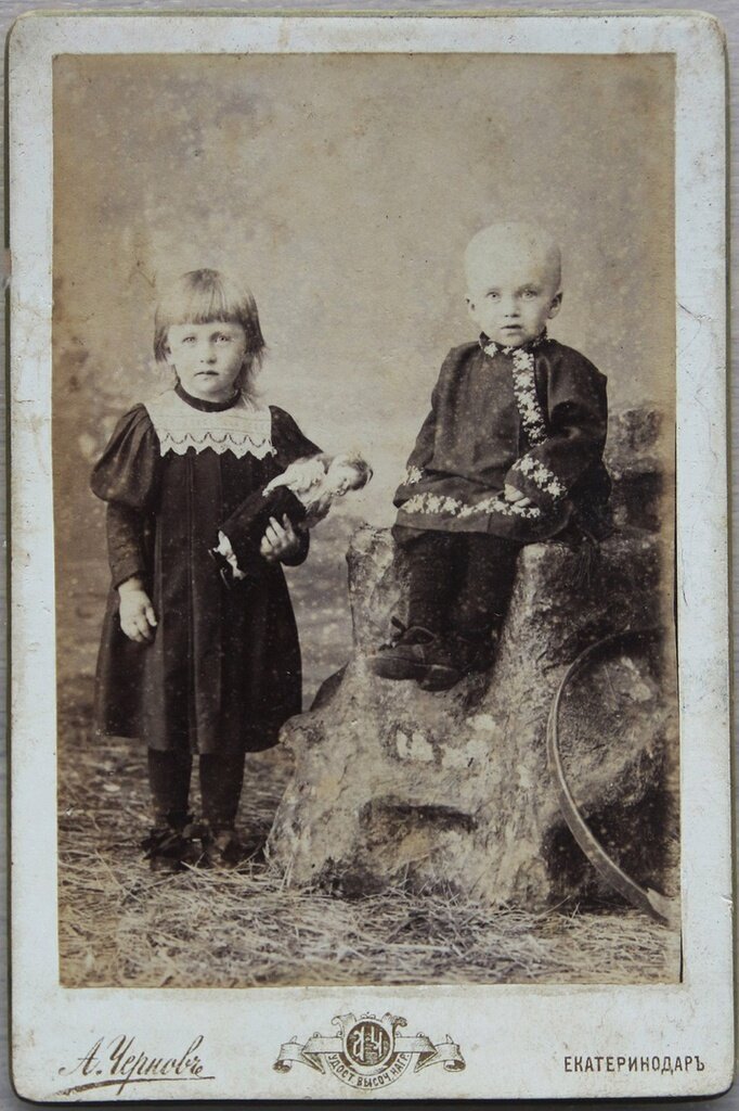  Дети в Екатеринодаре. Афанасий Чернов, 1897 год, Кубанской обл., г. Екатеринодар, ул. Красная, из архива Михаила Зайкова.