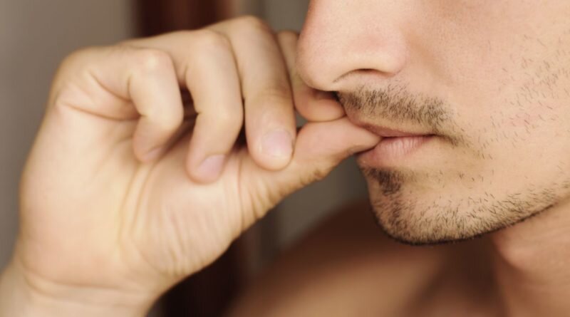 Грызть ногти, привычка от которой следовало избавиться ещё в детском возрасте.