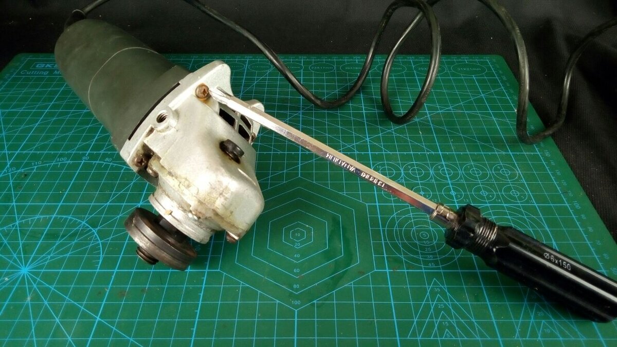 Долго думали пока сосед не подсказал, как снять ротор с болгарки ...