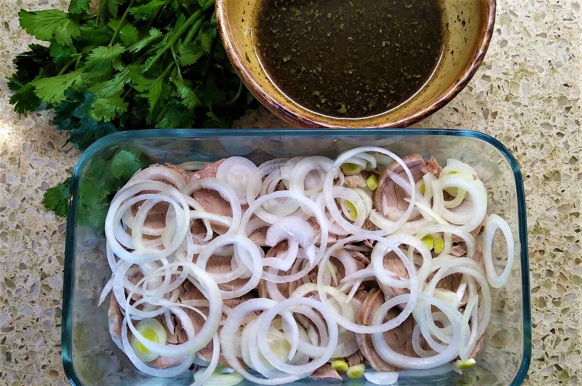 Холодная закуска из маринованного мяса с луком и зеленью