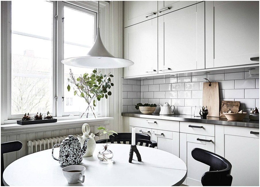 Сочетание белых цветов в интерьерах кухонь